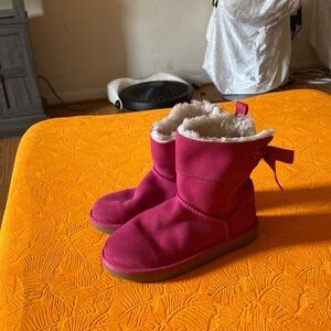 Never worn Uggs pink Koolaburra boats size 3 us nice beautiful